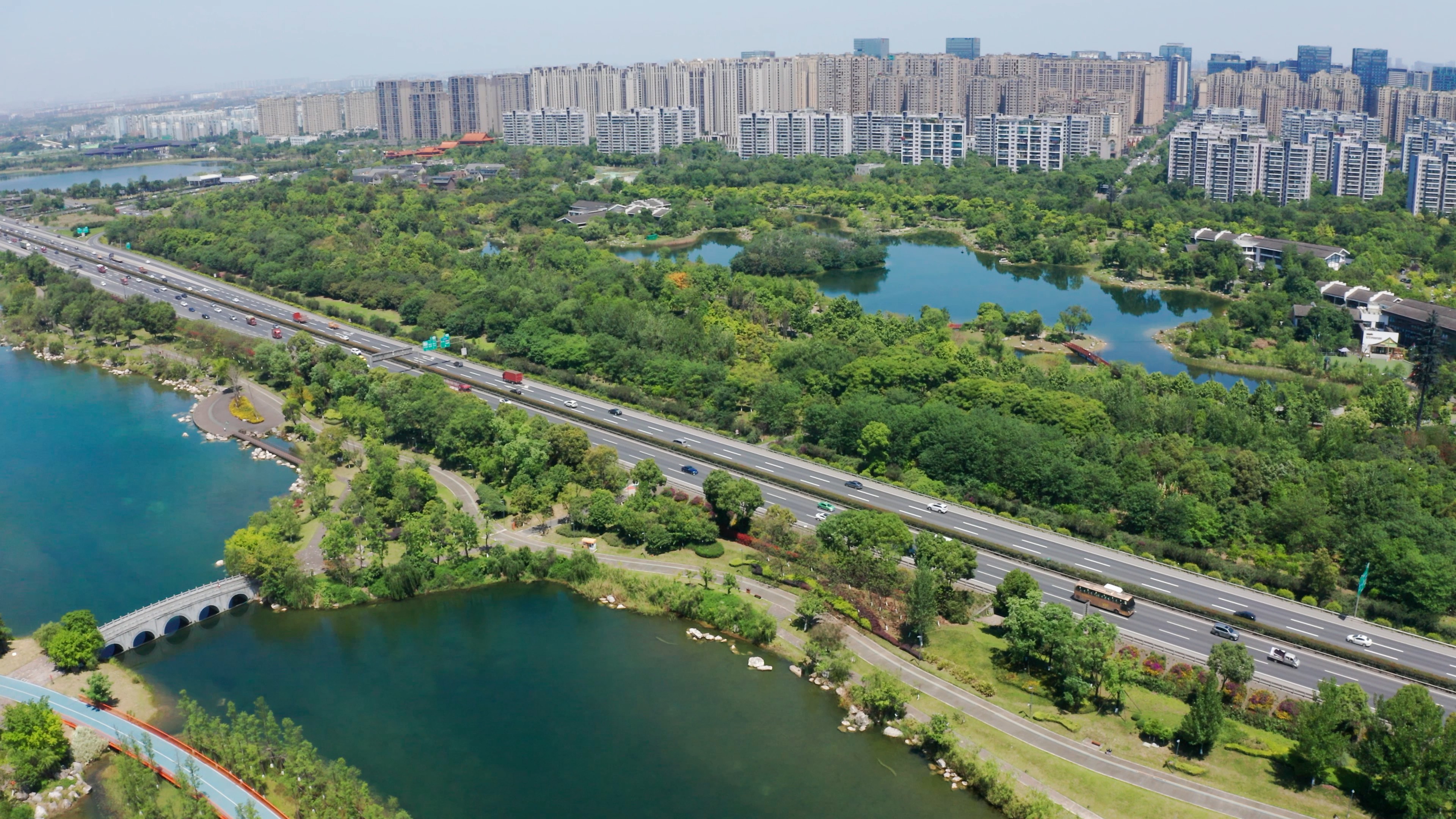 4K航拍成都桂溪生态公园视频素材城市建筑视频的预览图