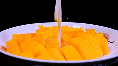 4K升格拍摄牛奶倒入芒果水果实拍视频的预览图