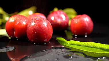 4K摆拍夏季水果红李子水果餐饮美食生鲜素材视频的预览图