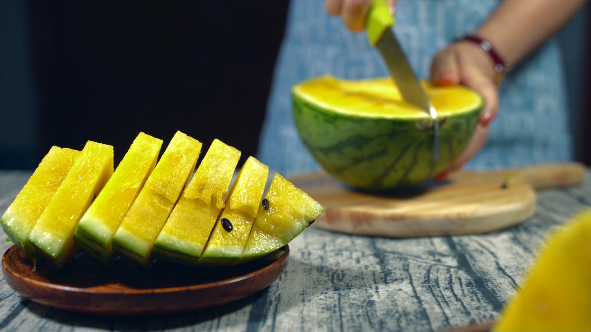 4K拍摄夏季水果黄色西瓜切西瓜黄瓤西瓜水果视频的预览图