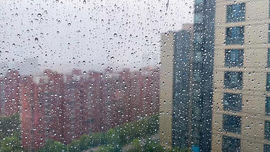 4k实拍夏季雨水划过玻璃意境空境雨滴视频的预览图