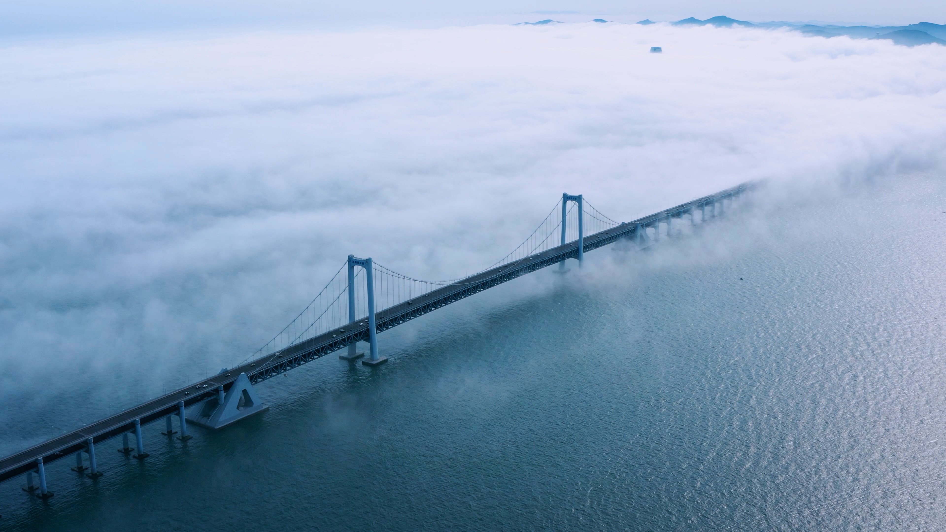 4k壮观航拍大连城市地标星海湾大桥唯美平流雾视频的预览图