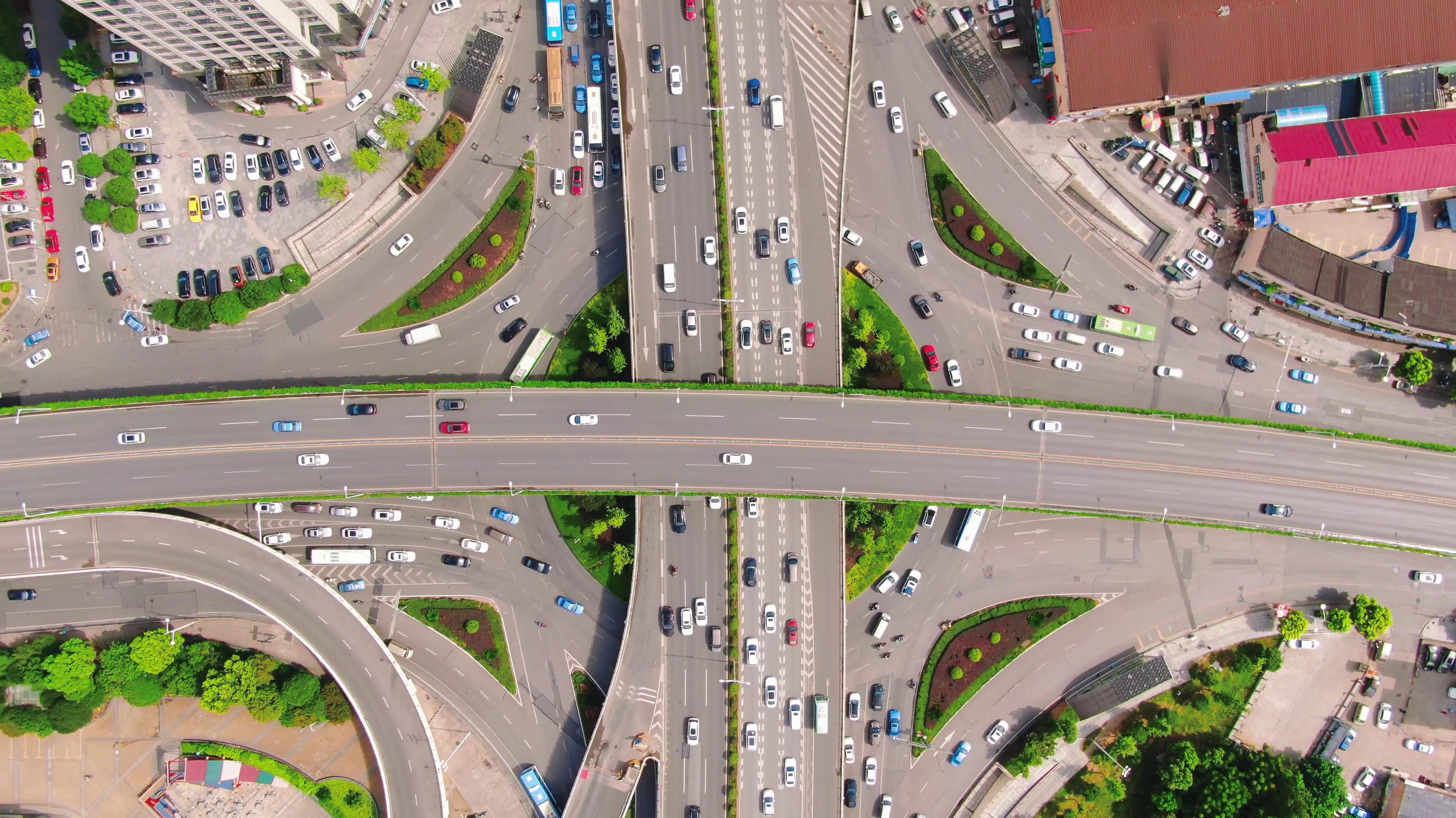 4K俯拍城市交通转盘高架桥交通视频车流视频的预览图