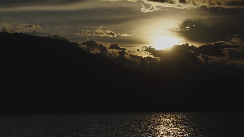 1080P实拍大理洱海边日落晚霞延时素材视频的预览图