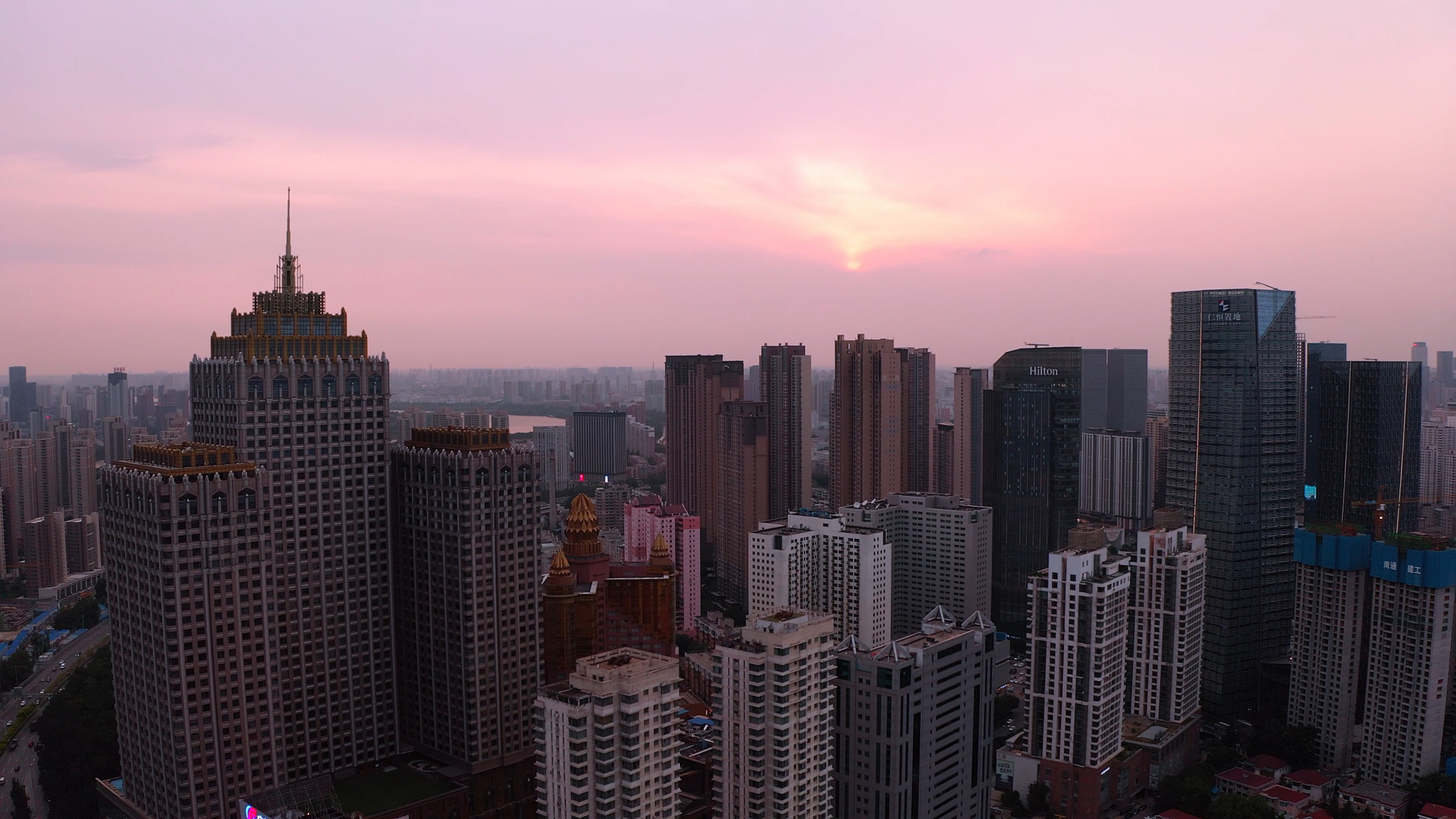 4k航拍唯美日落夕阳晚霞沈阳建筑城市风光视频的预览图