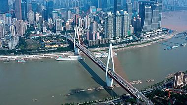 4k航拍重庆东水门大桥密集车流城市交通视频的预览图
