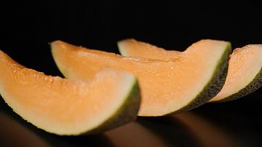 4k夏季新鲜水果哈密瓜摆拍切水果展示视频的预览图