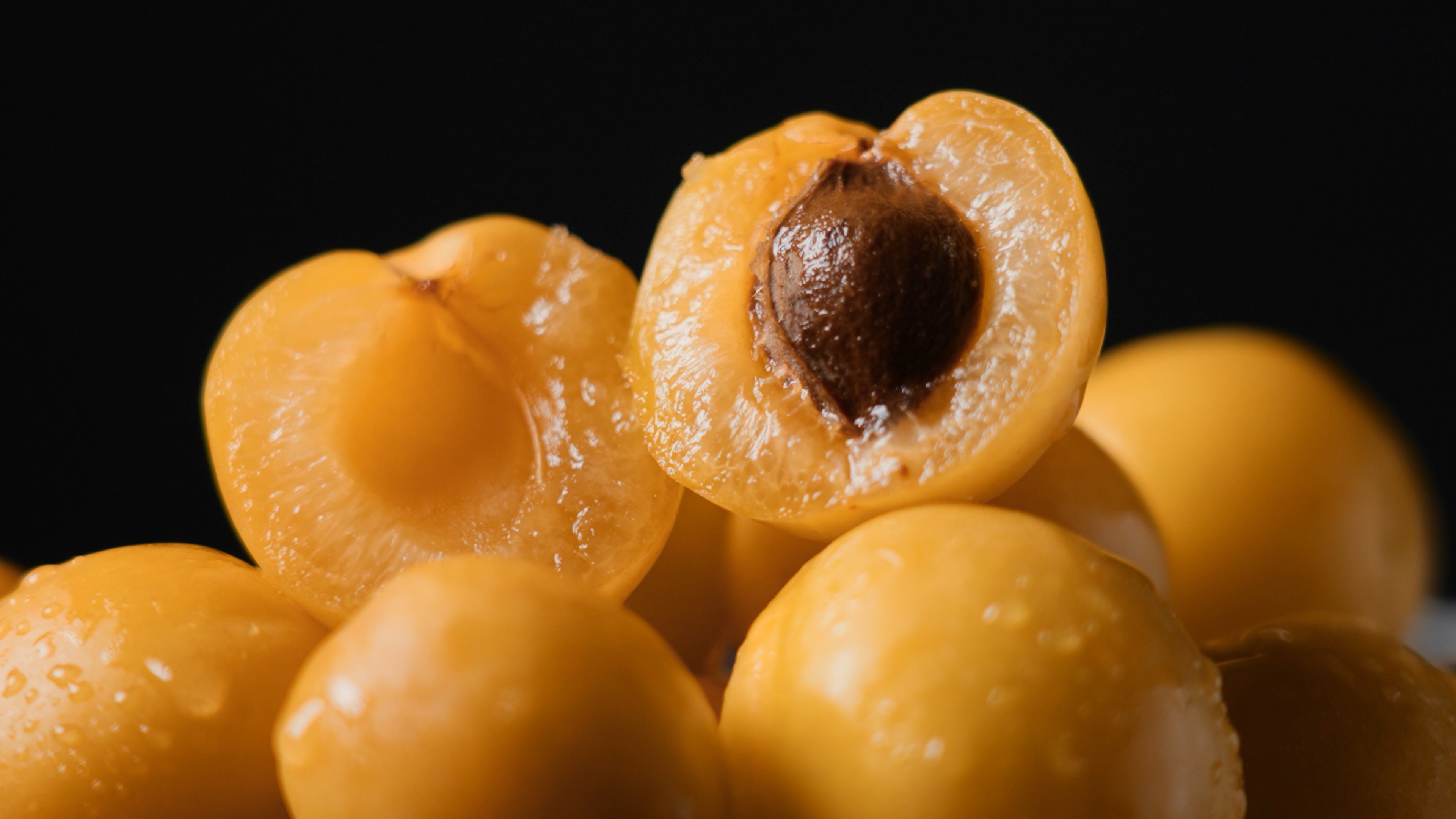 4k杏子杏儿摆拍夏季新鲜水果果肉实拍视频的预览图