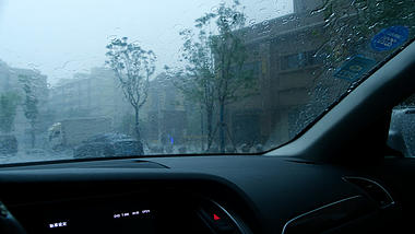 4K暴雨中车辆挡风玻璃雨刷挂雨大雨暴雨视频的预览图