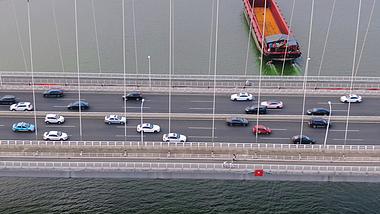 4K航拍湖南长沙湘江大桥车流拥堵的交通视频的预览图