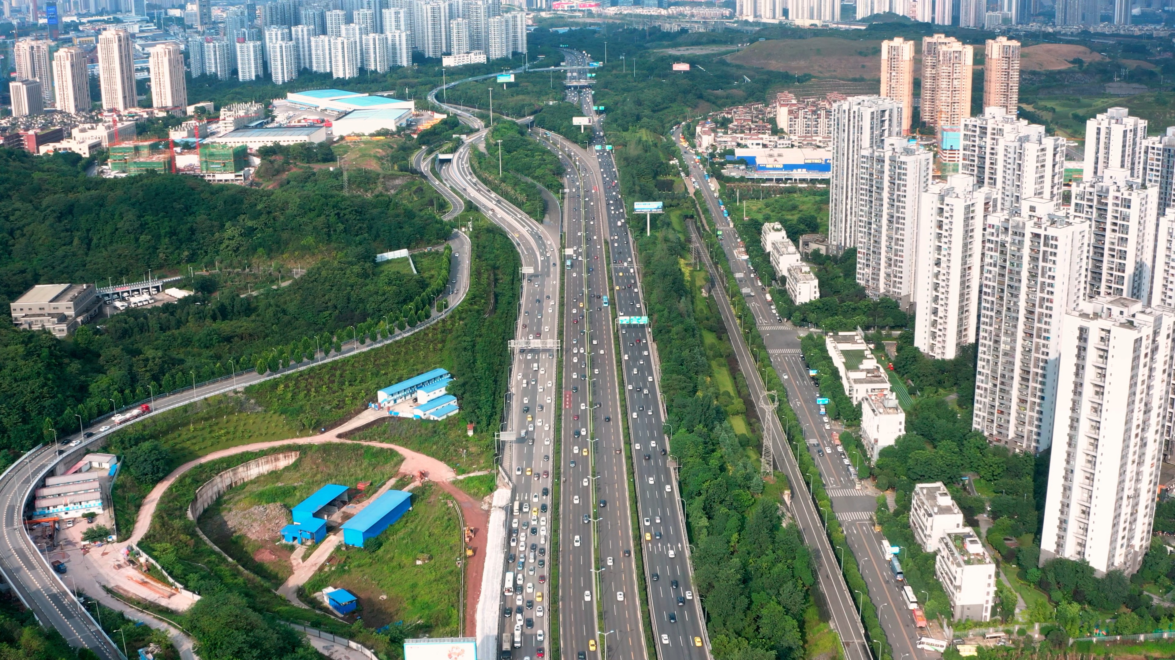 4k航拍重庆东环城市快速路密集车流交通建设宣传视频的预览图