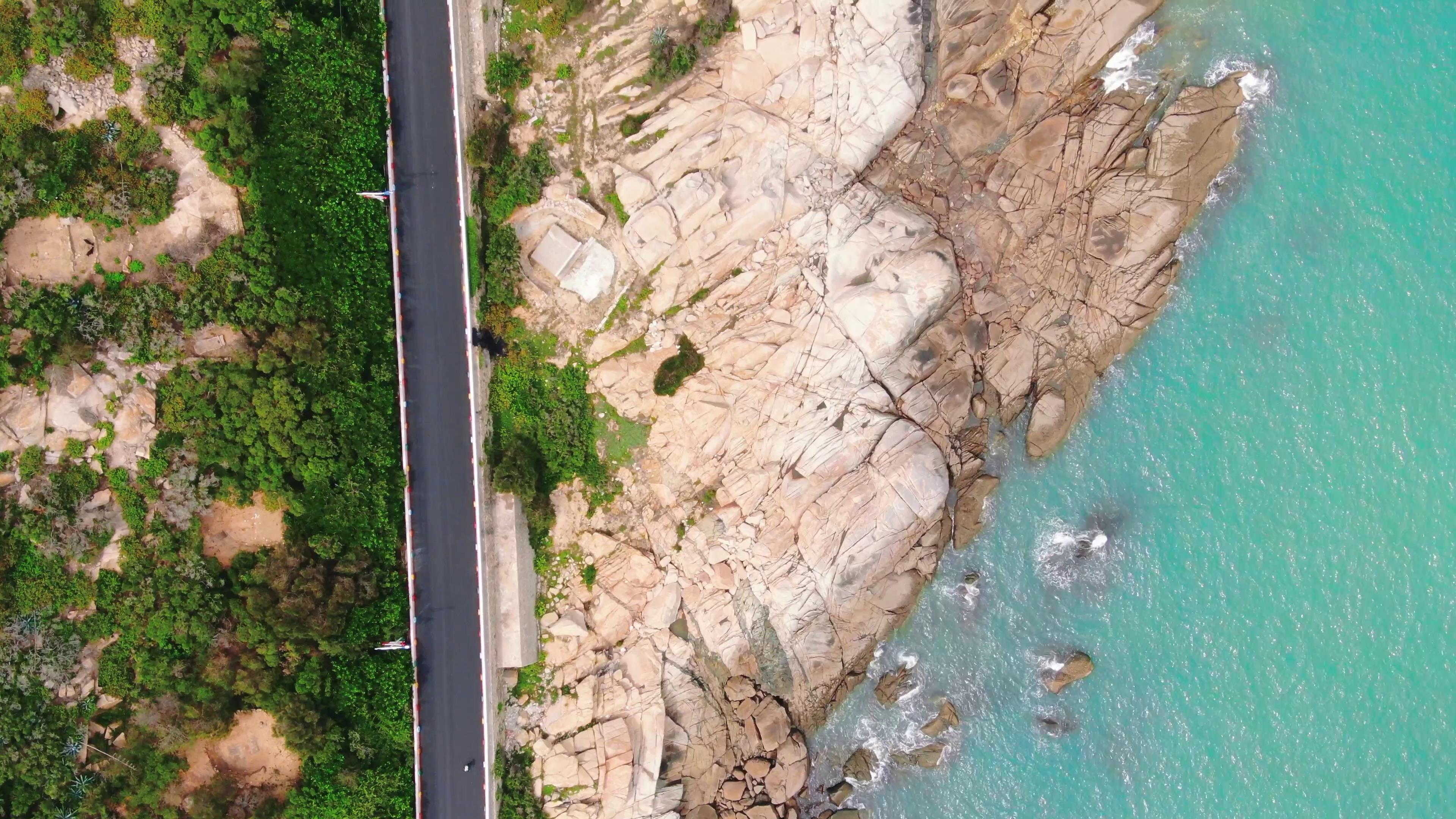 4K俯拍海边公路礁石自然风景视频自然风景大海视频的预览图
