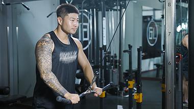 4K撸铁器材拉拽配重锻炼健身运动视频的预览图