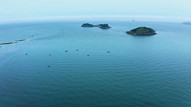 4k航拍海上渔船小岛大海风景自然风光视频的预览图