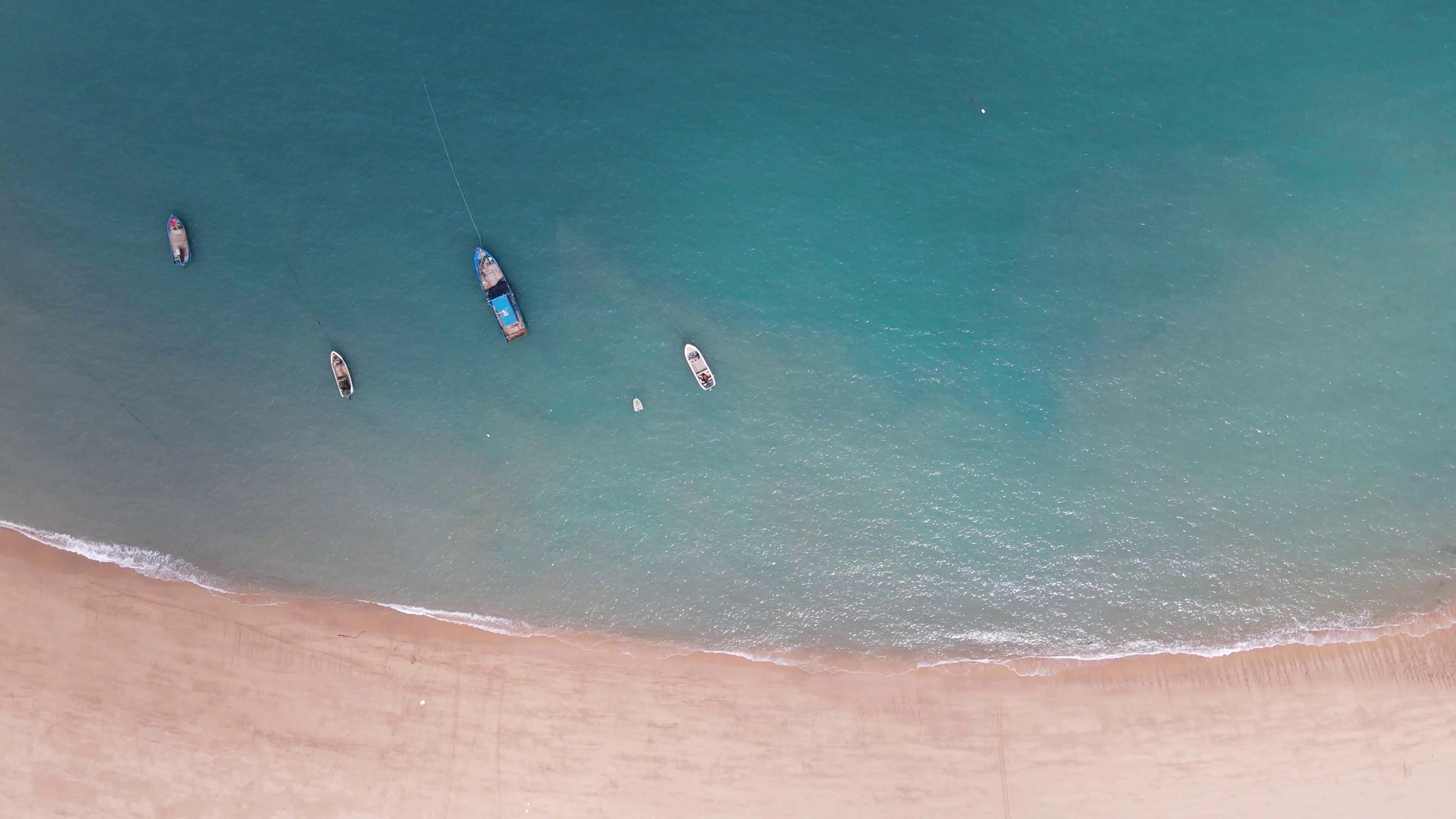 4K俯拍夏日风光海边沙滩游船自然风景视频的预览图