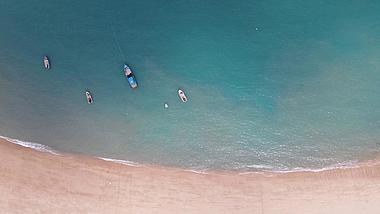 4K俯拍夏日风光海边沙滩游船自然风景视频的预览图