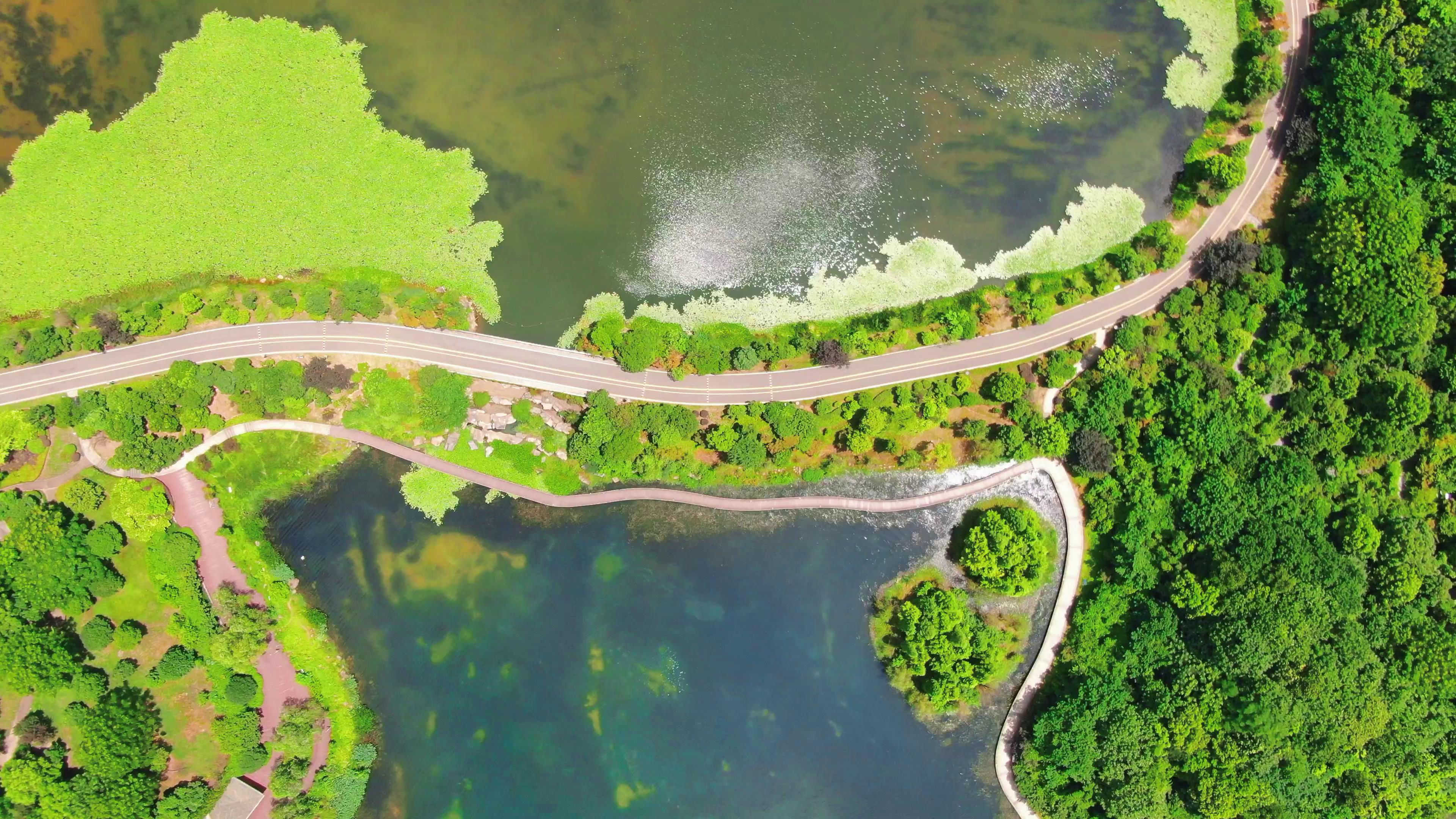 4K俯拍河中唯美公路自然风景风光视频的预览图