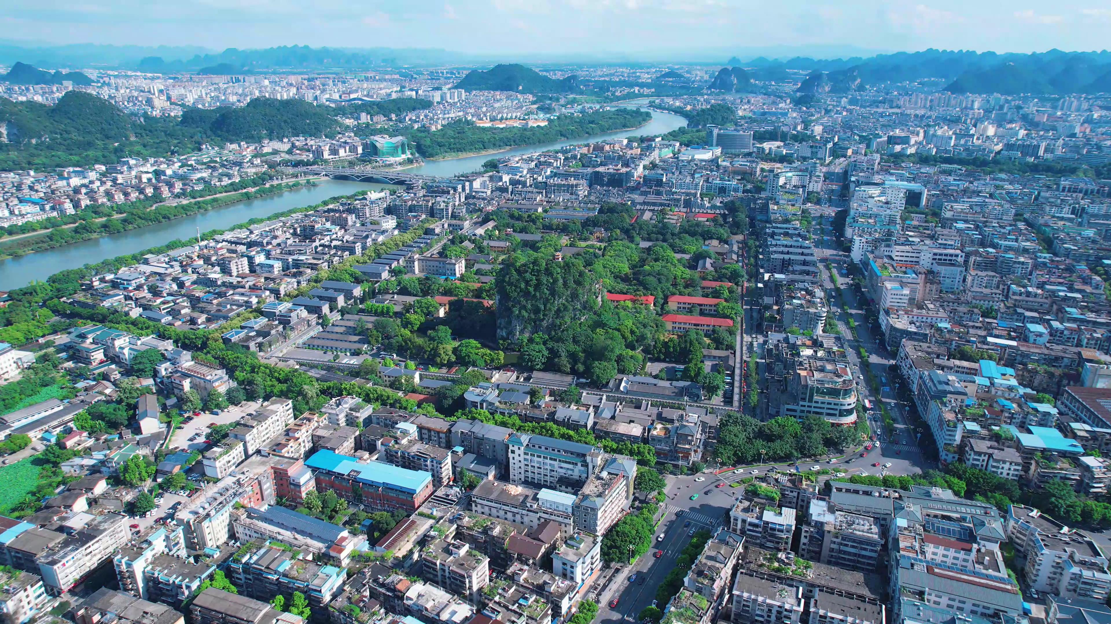 5.4k广西桂林中区城市建筑独秀峰景区航拍视频的预览图