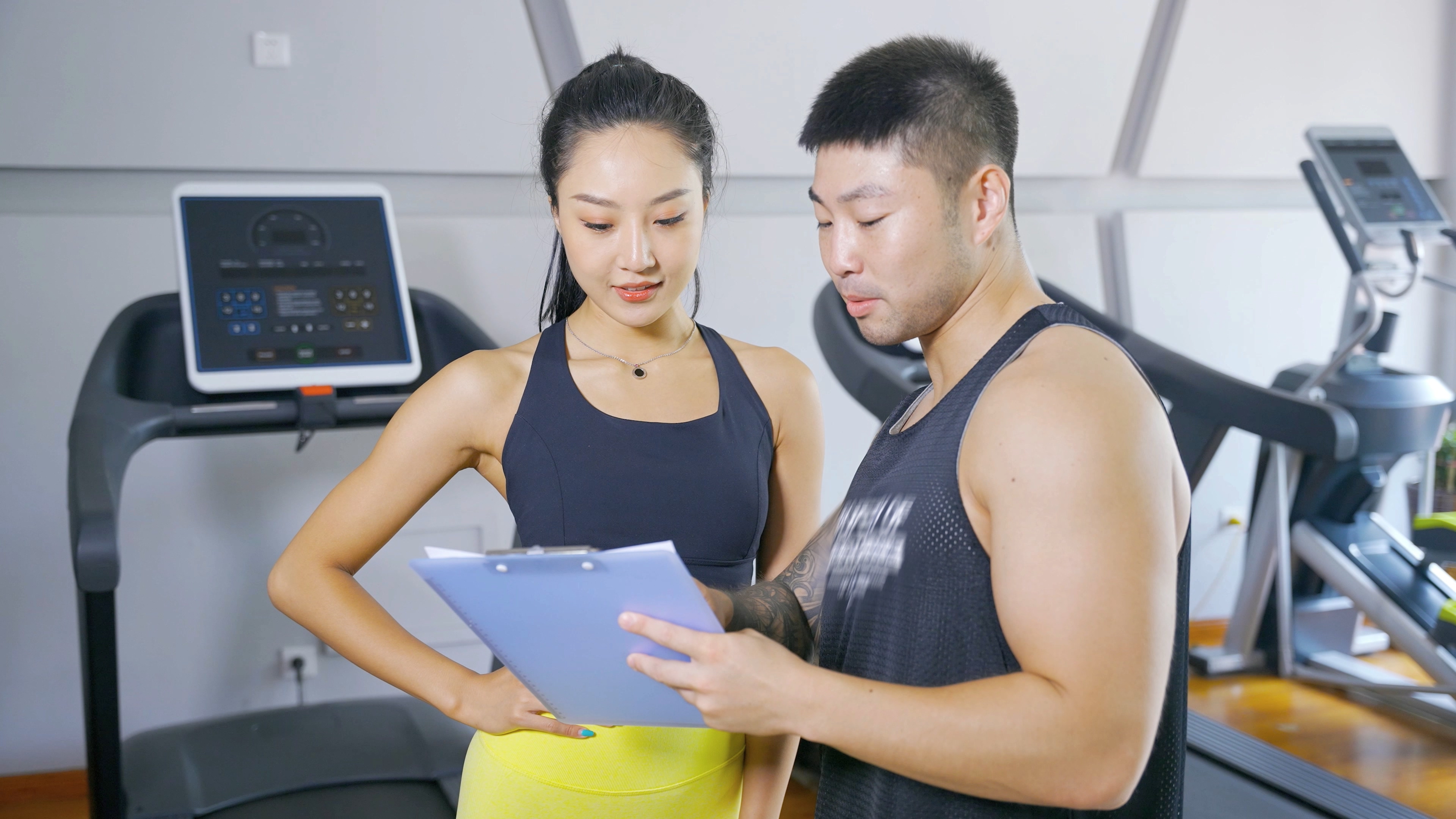 4K男女健身教练讨论健身方案健身运动视频的预览图