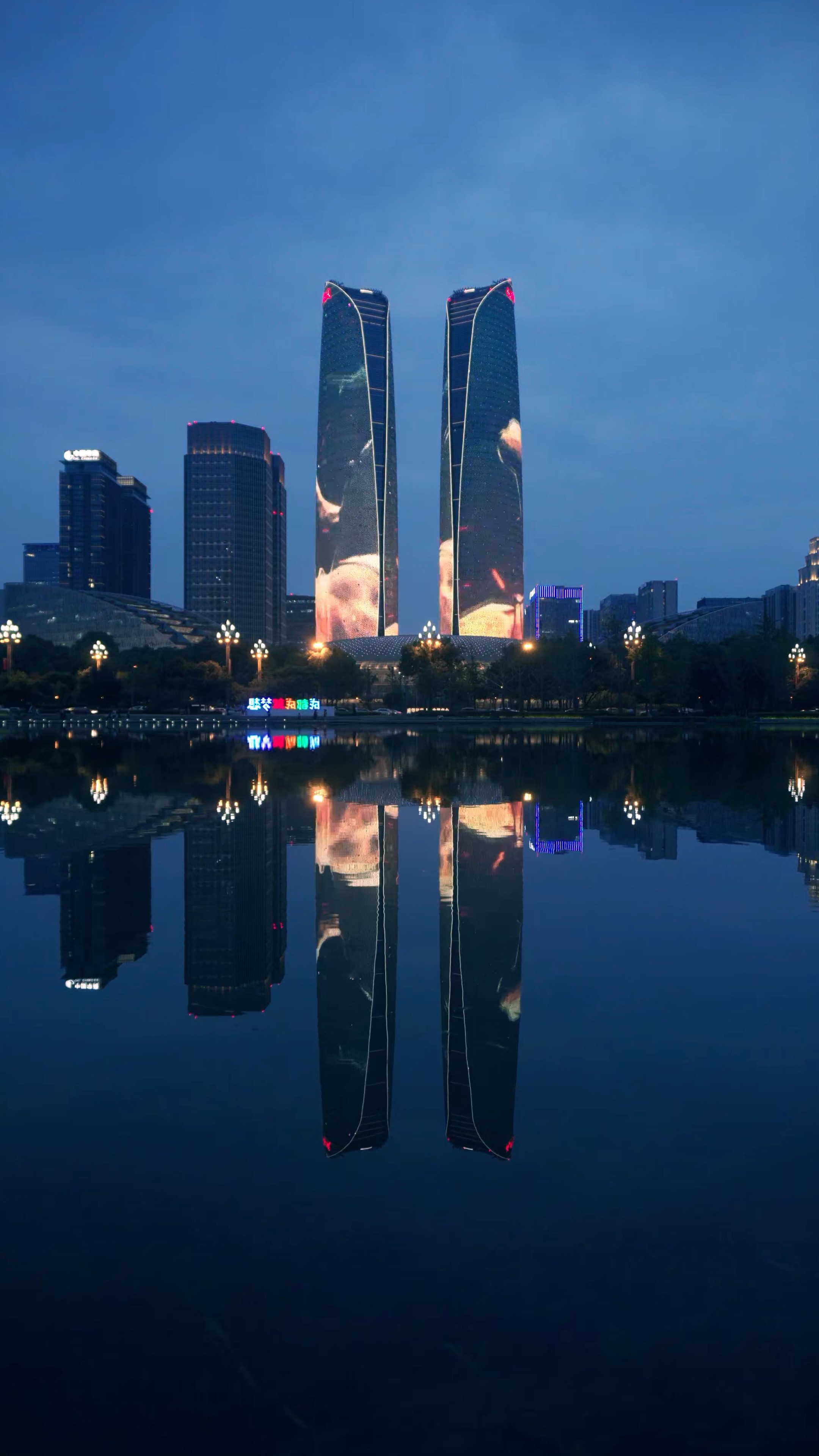 4K实拍成都夜景竖屏竖版城市风景视频素材视频的预览图