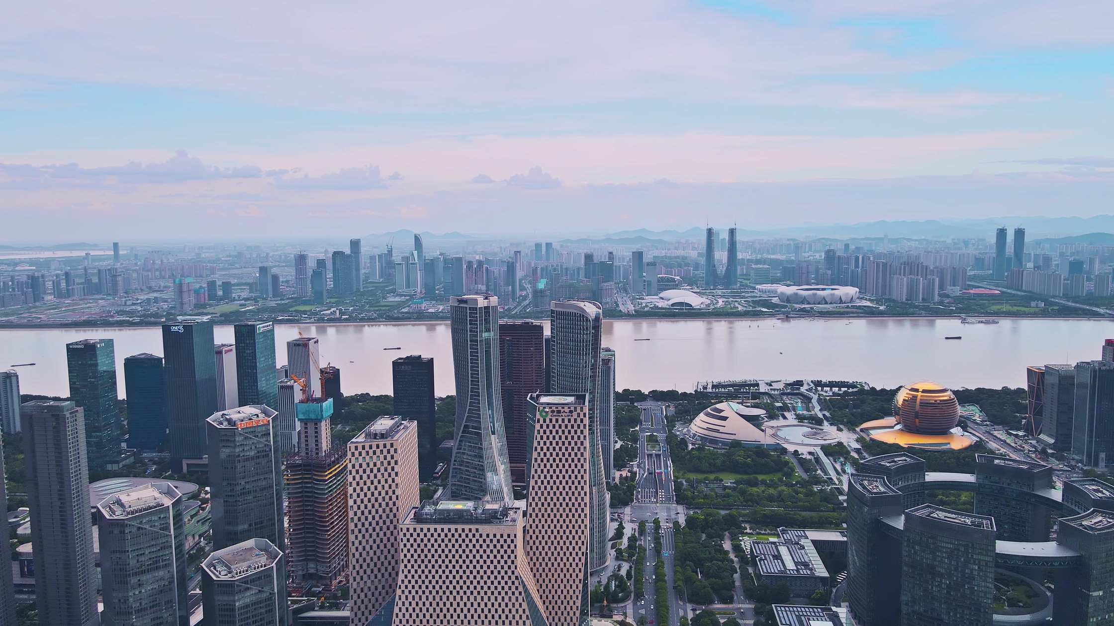 4K航拍杭州城市地标钱江新城CBD全貌傍晚天际线视频的预览图