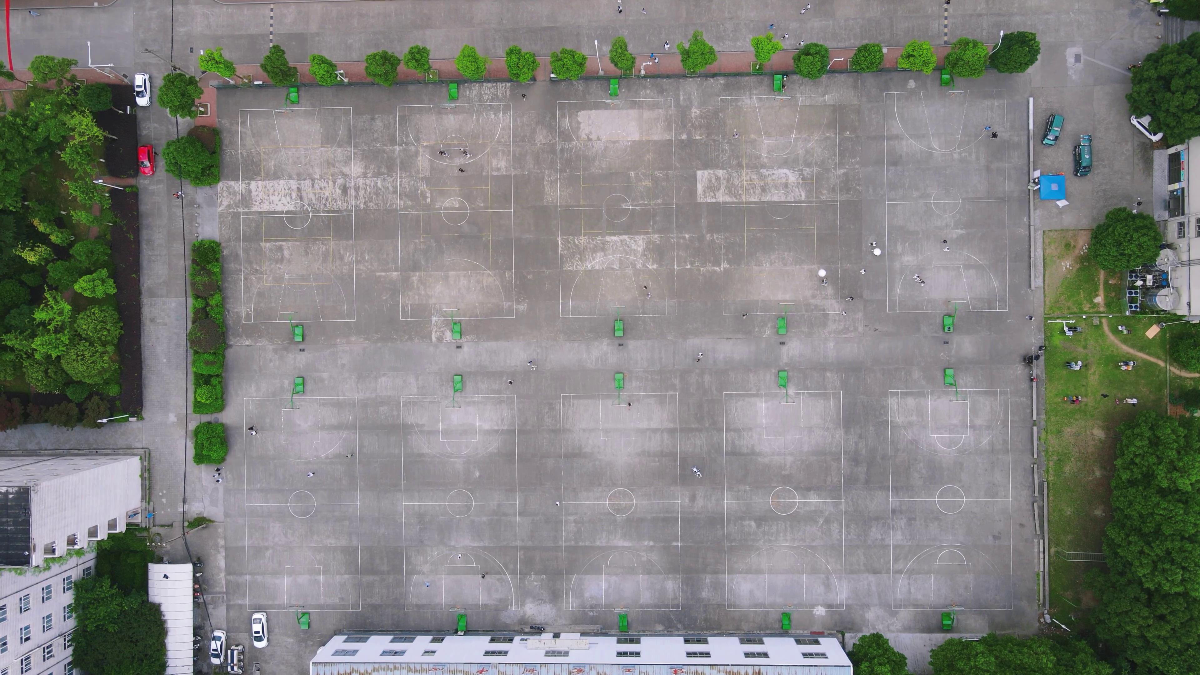 4K航拍贵州山区水泥篮球场水泥操场视频的预览图