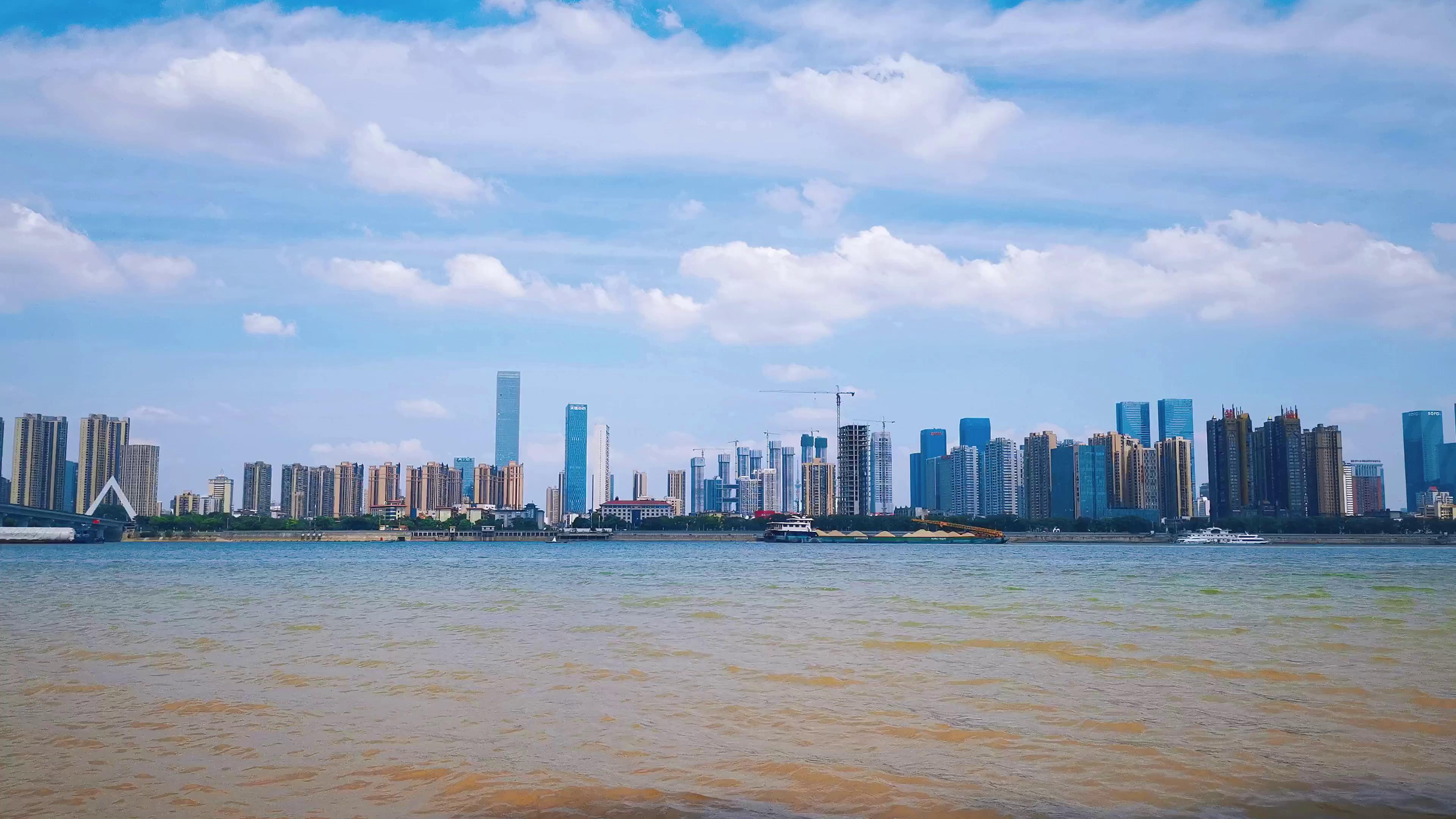 4K实拍湖南湘江城市天际线自然风景视频视频的预览图