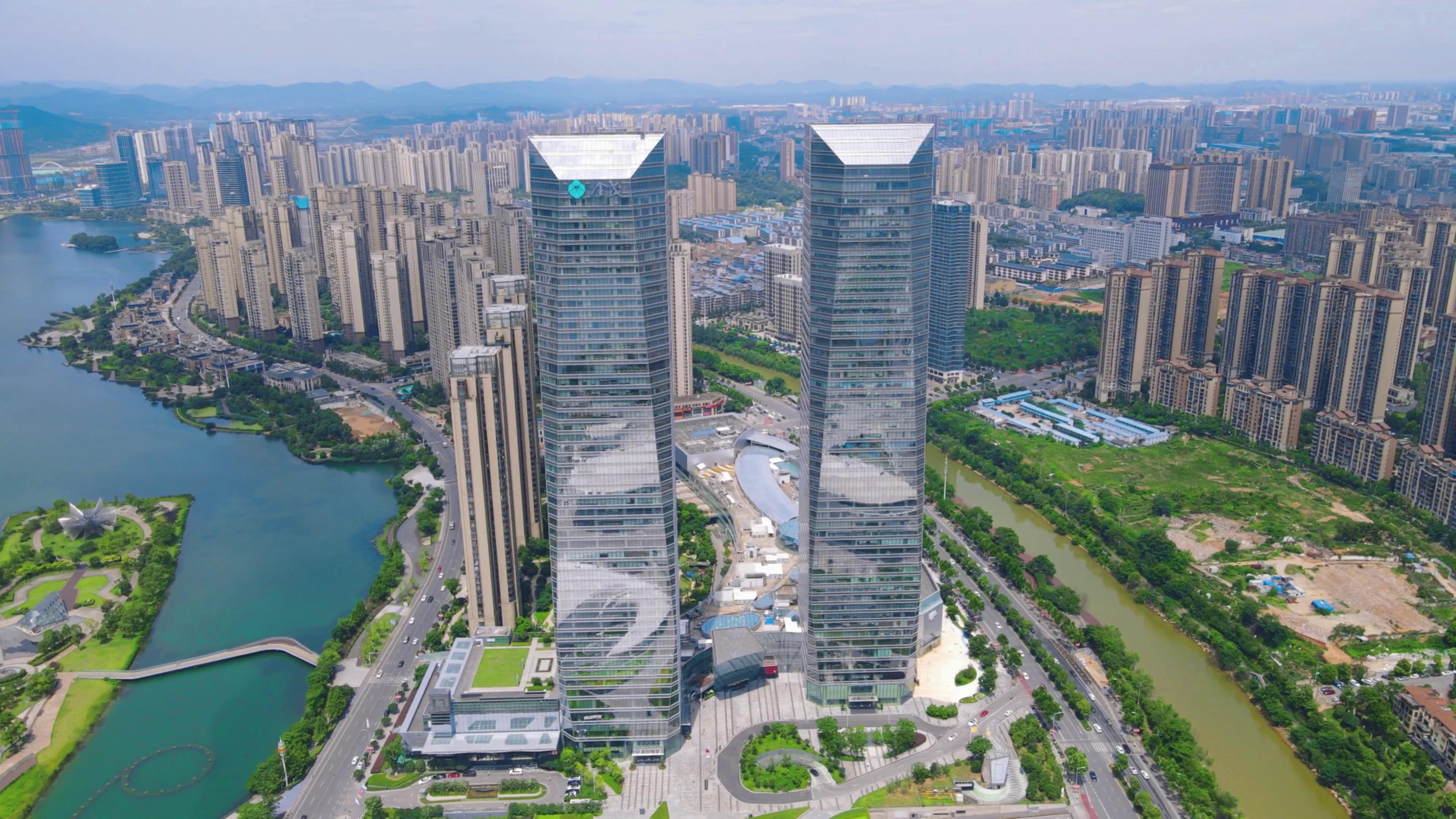 4K航拍湖南长沙金茂双塔地标建筑高楼大厦视频的预览图