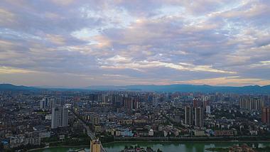 4K航拍湖南湘西城市晚霞城市风光云朵视频的预览图