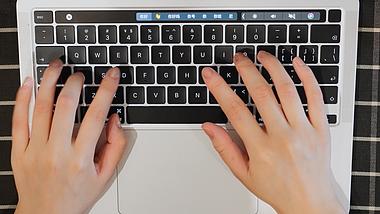4k电脑打字特写俯拍键盘上的手部打字动作实拍视频的预览图