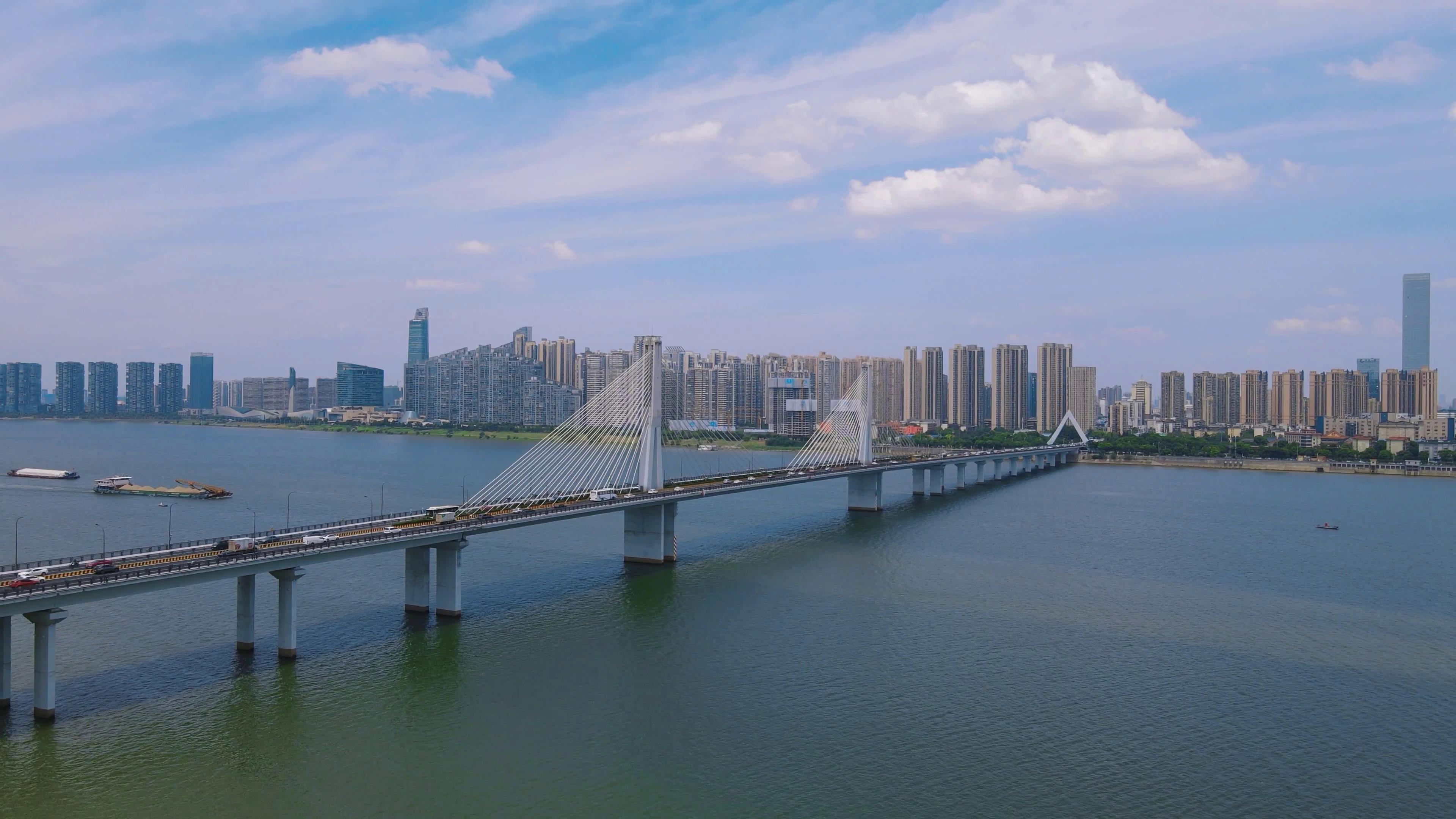 4K航拍湖南长沙银盆岭大桥城市交通跨海大桥车流视频的预览图