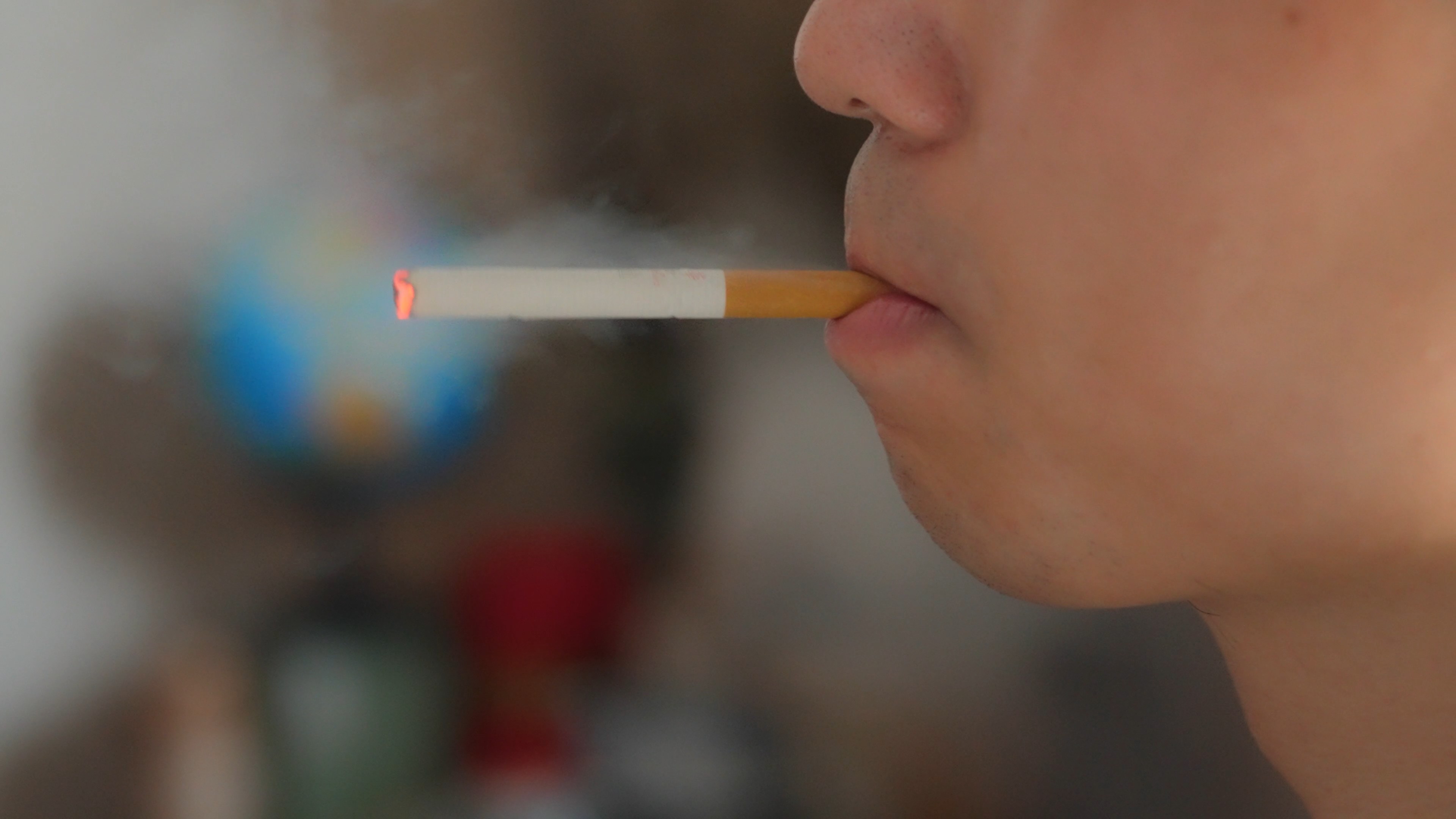4k男人抽烟点烟吸烟有害健康戒烟宣传视频的预览图