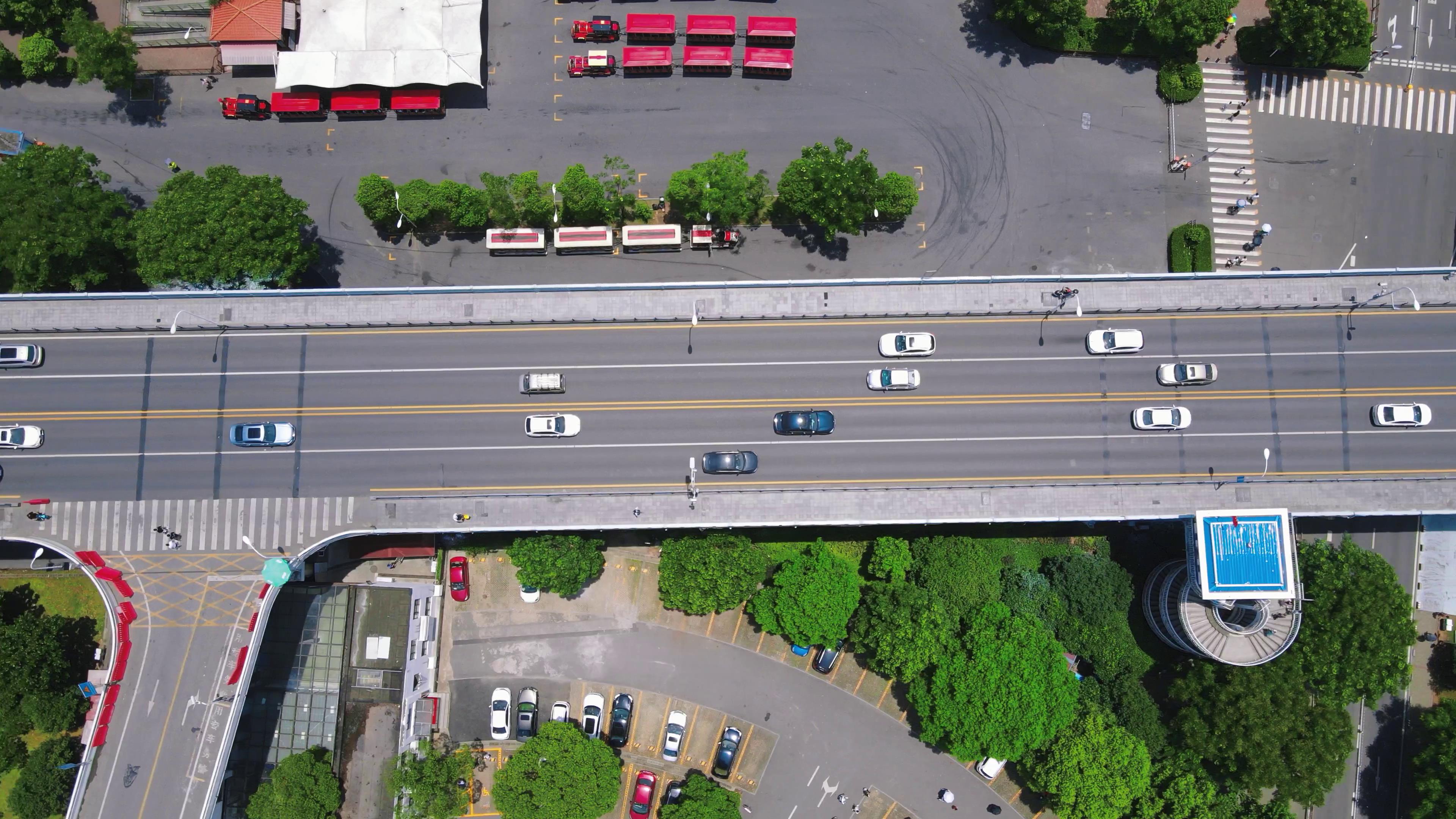 4K俯拍城市跨河大桥交通视频车流高速路视频的预览图