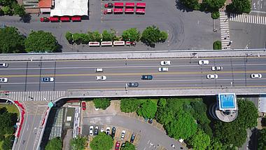 4K俯拍城市跨河大桥交通视频车流高速路视频的预览图