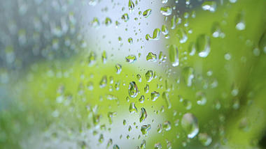 4K下雨天窗户上雨水滑落玻璃视频的预览图