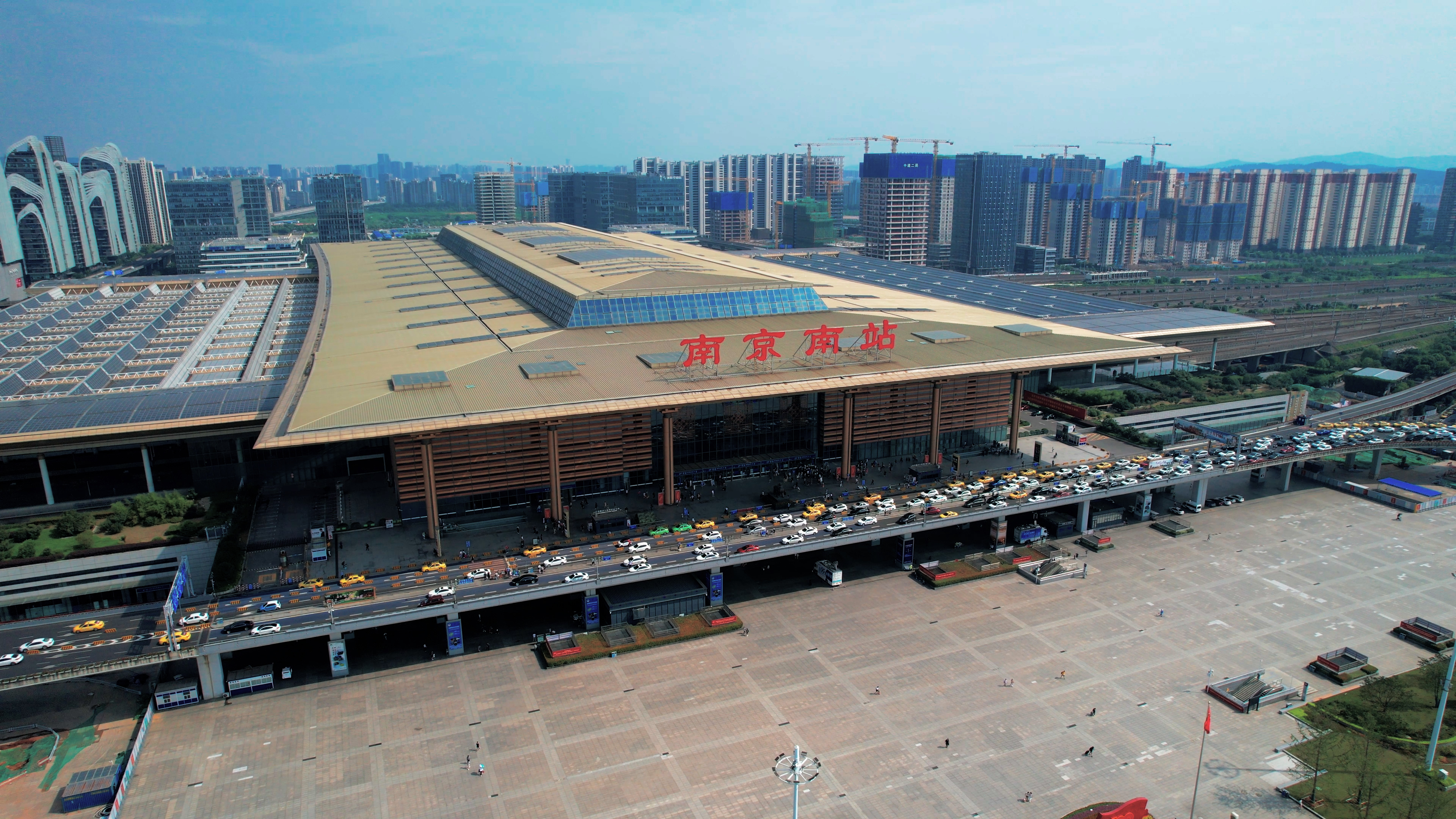 4K航拍江苏省南京地标南京南站高铁站视频的预览图