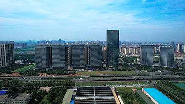 4K航拍南京江北新区地标明发集团新城大厦车流商务楼视频的预览图