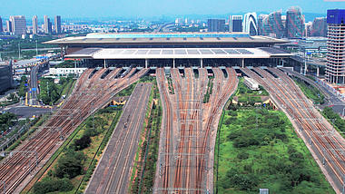 4K航拍南京南站高铁交通运输轨道高铁站视频的预览图