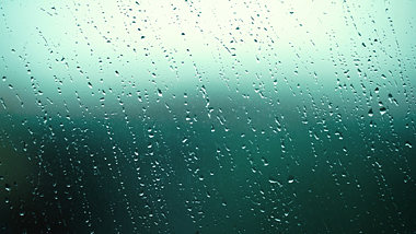 4k实拍夏日下雨唯美意境雨水划过玻璃视频的预览图