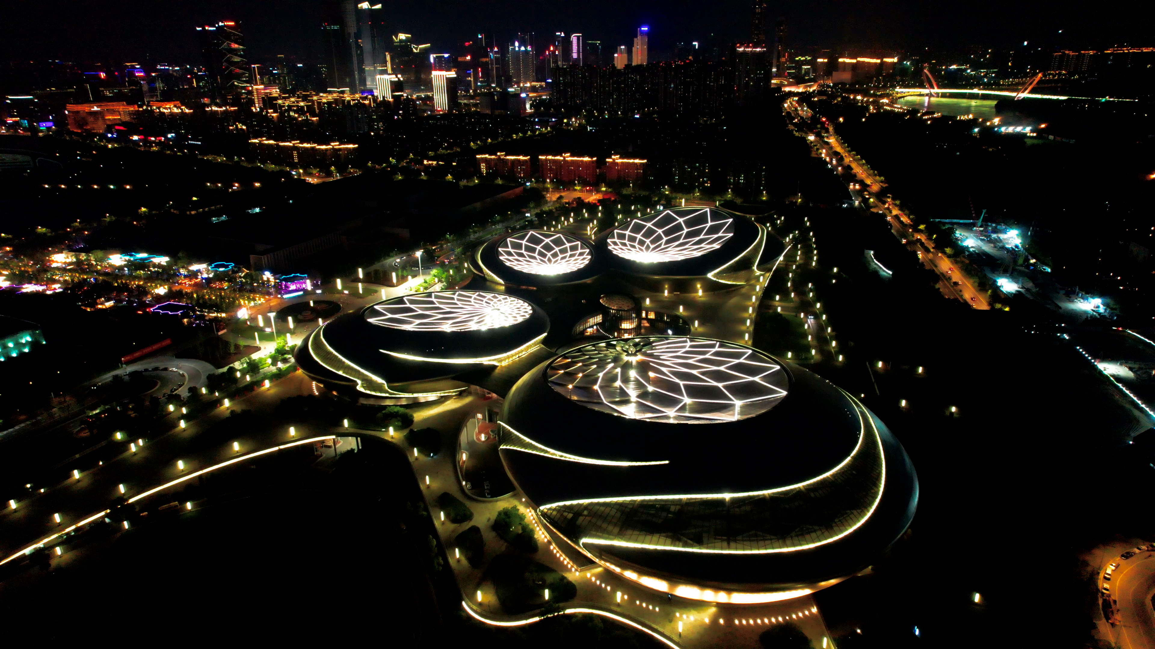 4K航拍江苏省南京城市夜景江苏大剧院视频的预览图