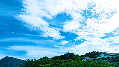 4k实拍唯美夏日山间蓝天白云云海延时摄影拍摄天空视频的预览图
