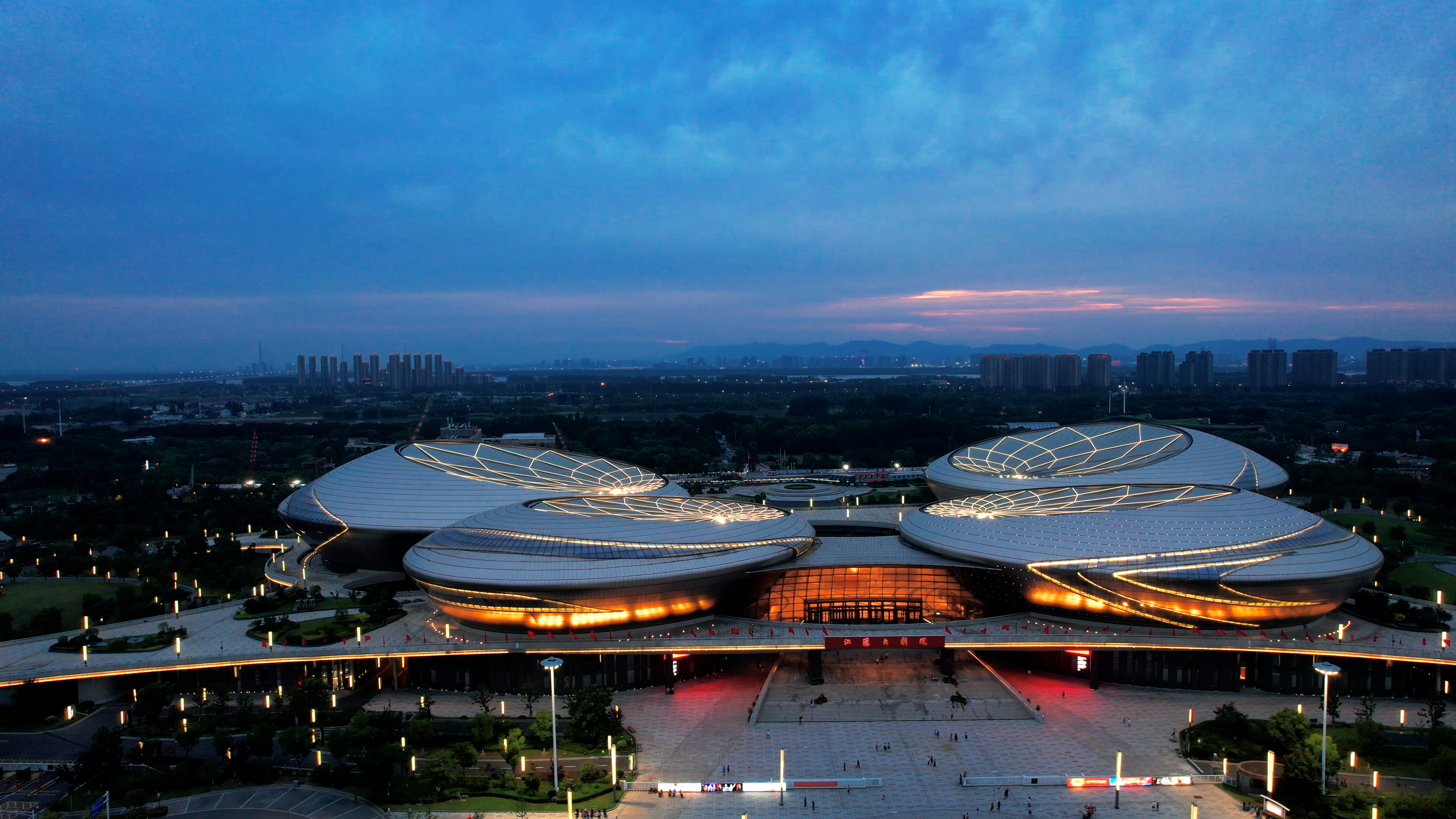 4K航拍江苏省南京地标江苏大剧院夜景视频的预览图