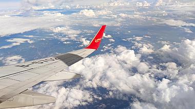 4K旅行途中客机窗外风景飞机转向过程视频的预览图