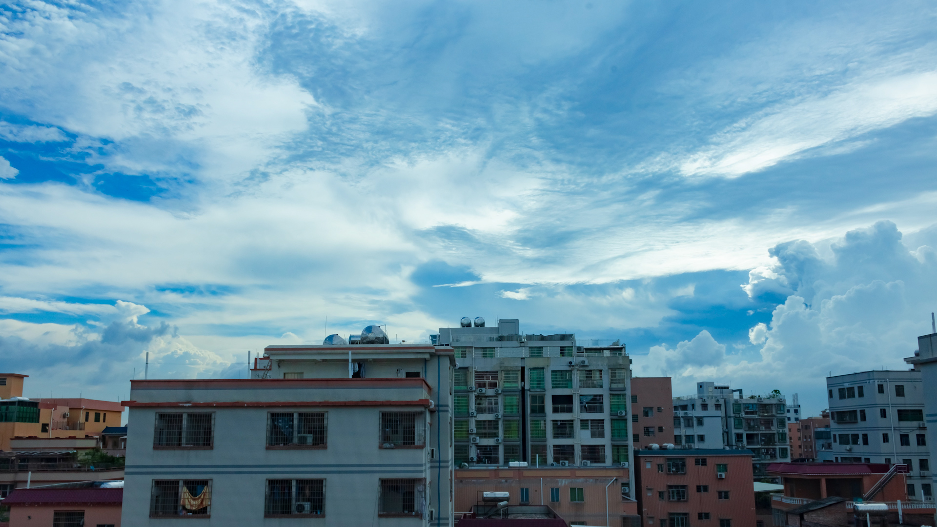 4k广州城中村天空云层变化实拍延时视频的预览图
