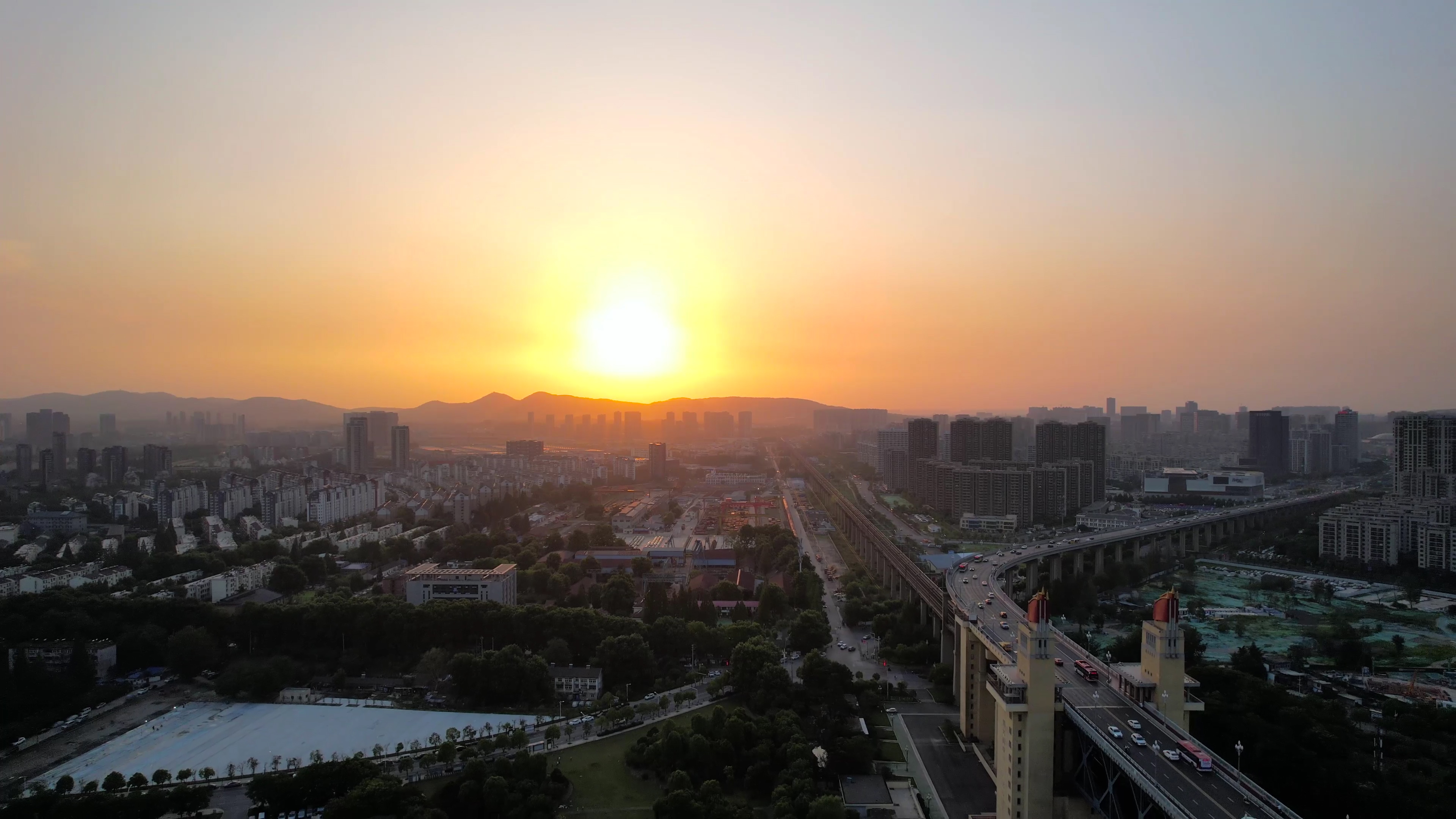 4K航拍南京长江大桥落日夕阳视频的预览图