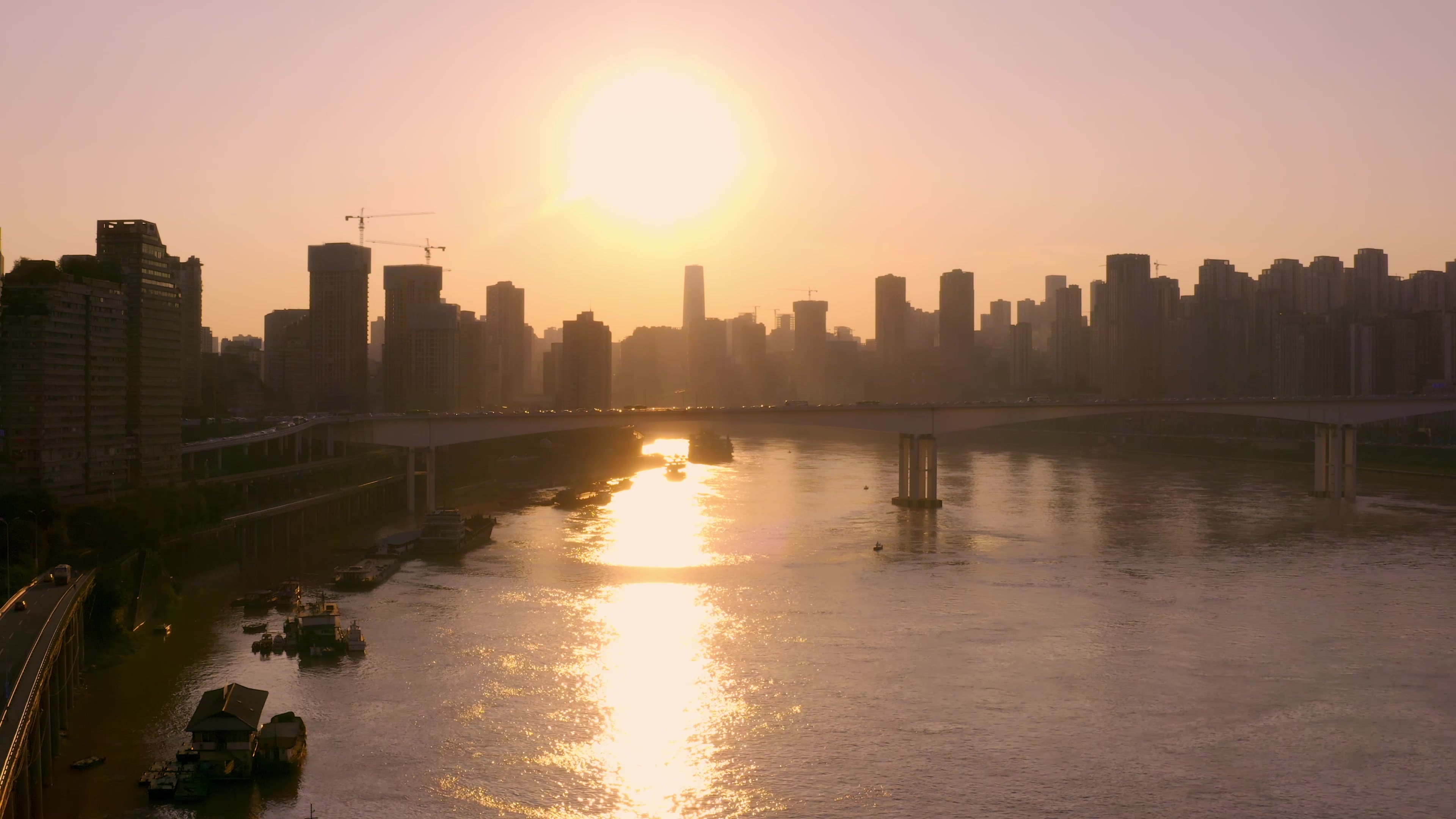 4K航拍江边城市夕阳日落剪影唯美意境视频的预览图