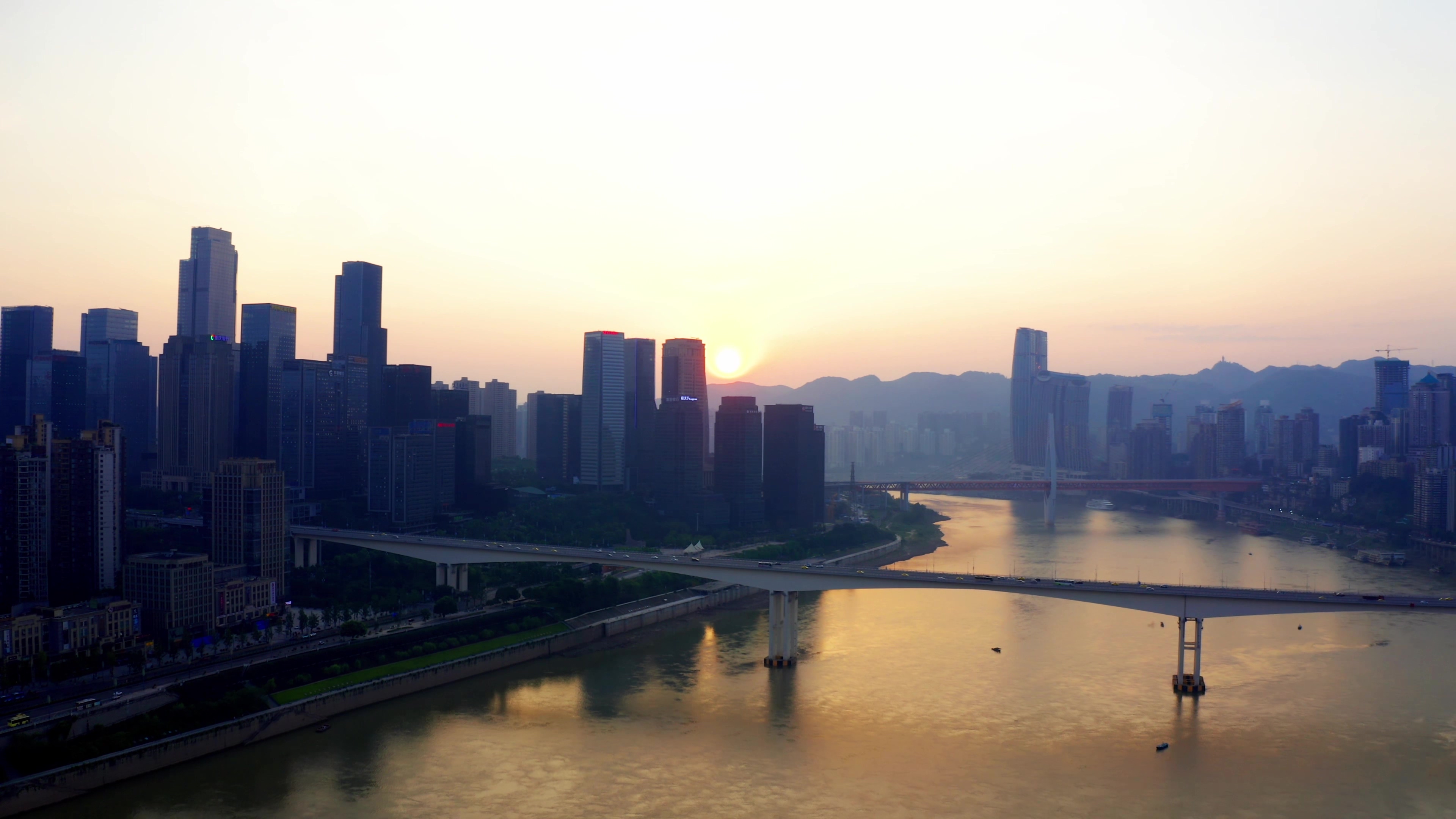 4K航拍清晨城市日出视频素材唯美意境太阳上山大桥车流视频的预览图