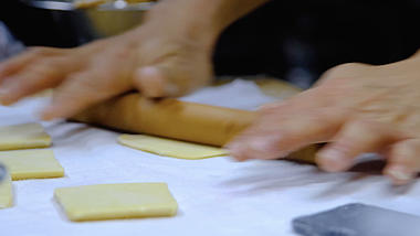 4k实拍擀饺子皮做面食视频的预览图