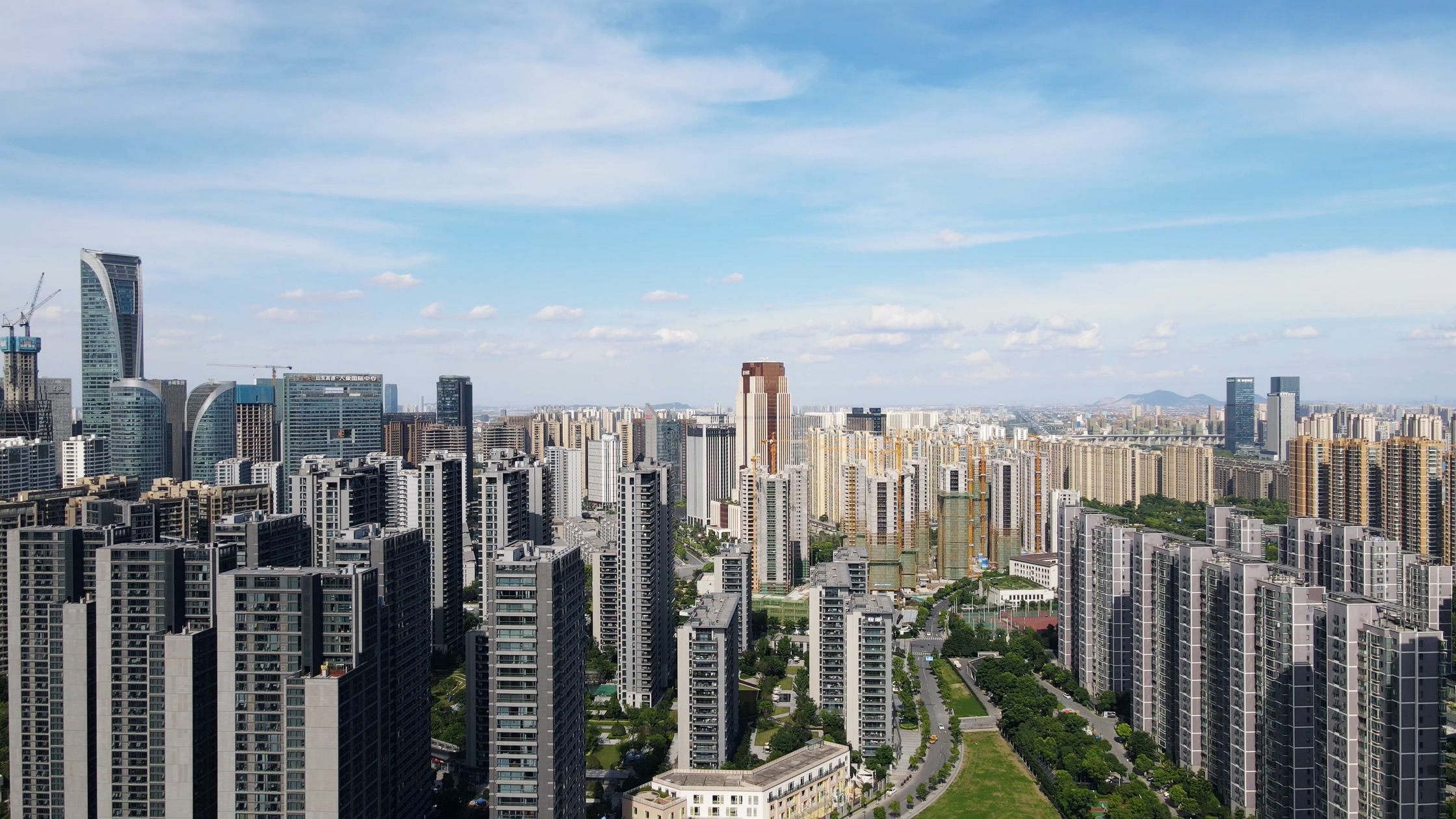 4K航拍晴天杭州城市天际线城市建设楼盘房屋实拍视频的预览图