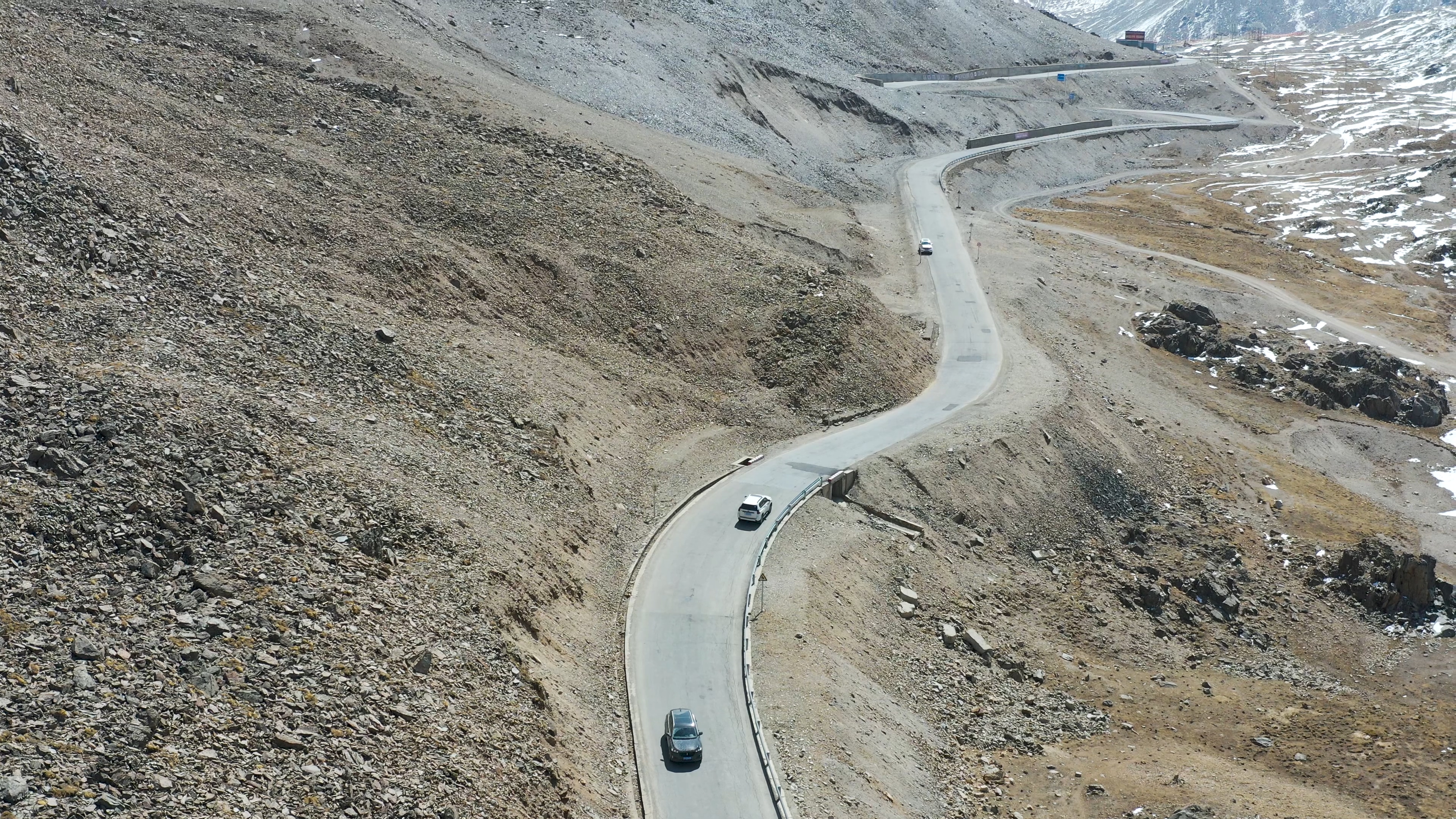 4K川藏318国道路线汽车跟车航拍素材视频的预览图